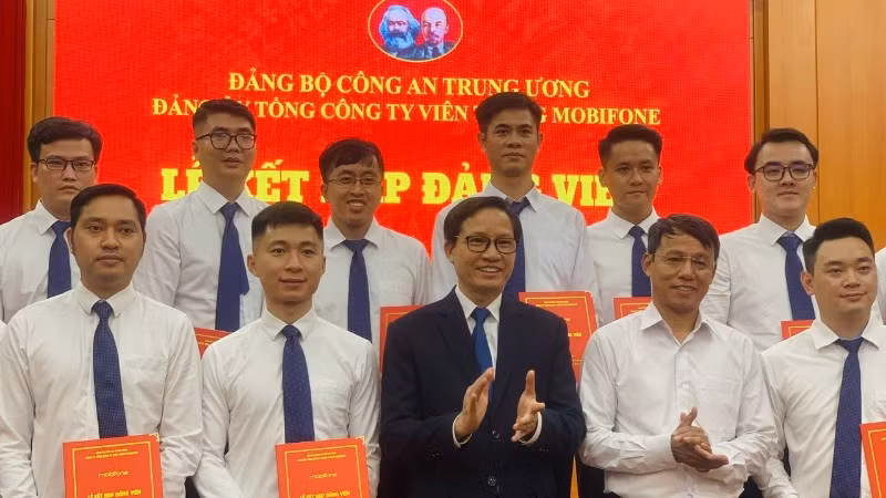 Đồng chí Nguyễn Quang Tiến - Phó Bí thư Thường trực Đảng ủy Tổng công ty Viễn thông MobiFone chúc mừng các đảng viên mới được kết nạp.