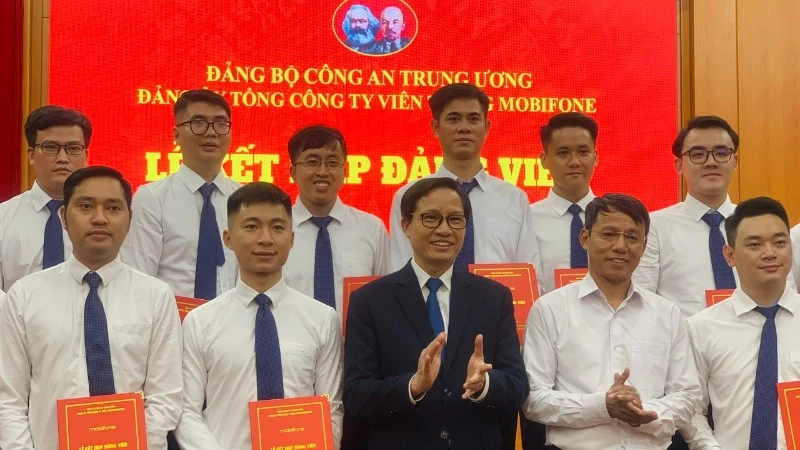 Đồng chí Nguyễn Quang Tiến - Phó Bí thư Thường trực Đảng ủy Tổng công ty Viễn thông MobiFone chúc mừng các đảng viên mới được kết nạp.