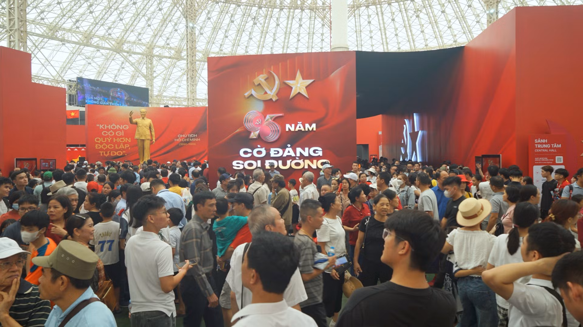 Người dân chen kín trong gian trưng bày “95 năm Cờ Đảng soi đường”.