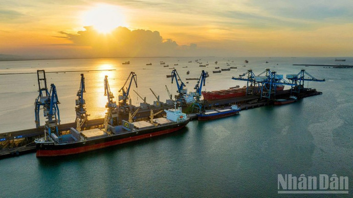 Quảng Ngãi xác định công nghiệp là động lực chủ yếu, với hạt nhân là Khu kinh tế Dung Quất và các khu công nghiệp chuyên sâu; kinh tế biển là trụ cột quan trọng, gắn với cảng biển, logistics, đô thị ven biển, du lịch và dịch vụ biển.