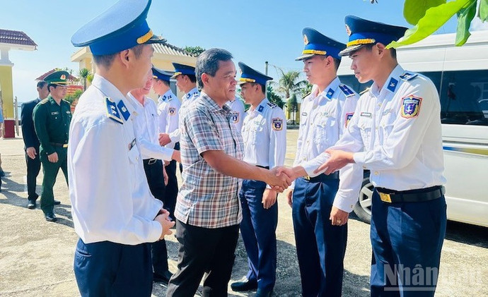 Bí thư Tỉnh ủy Quảng Ngãi Hồ Văn Niên thăm cán bộ, chiến sĩ trên đảo Lý Sơn.