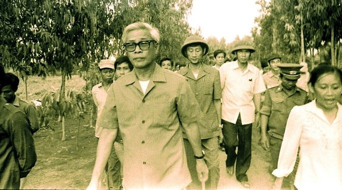 Bí thư Thành ủy TP Hồ Chí Minh Võ Văn Kiệt đi thực tế nông trường năm 1979. Ảnh tư liệu