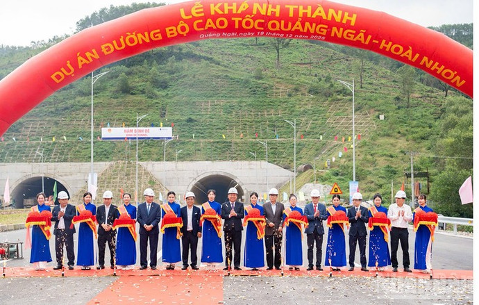 Nghi thức cắt băng khánh thành cao tốc bắc-nam phía đông, đoạn Quảng Ngãi-Hoài Nhơn.