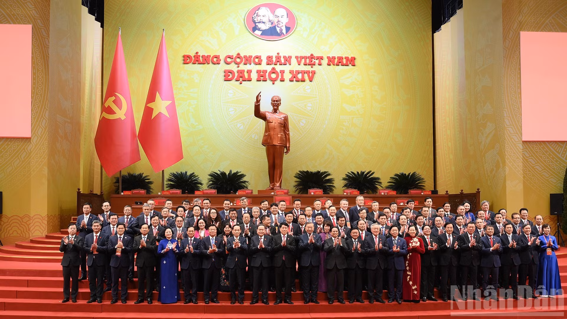 Các đồng chí lãnh đạo Đảng, Nhà nước với các đại biểu tại phiên trù bị Đại hội XIV của Đảng. (Ảnh: ĐĂNG KHOA)