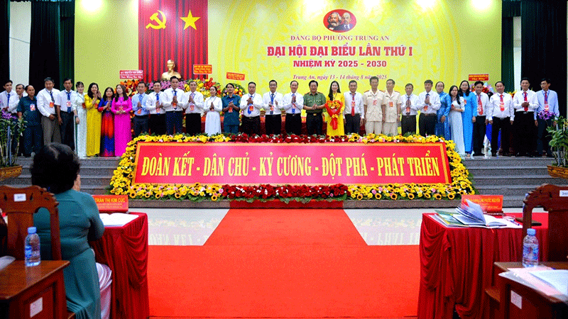 Ra mắt Ban Chấp hành Đảng bộ phường Trung An, nhiệm kỳ 2025-2030.