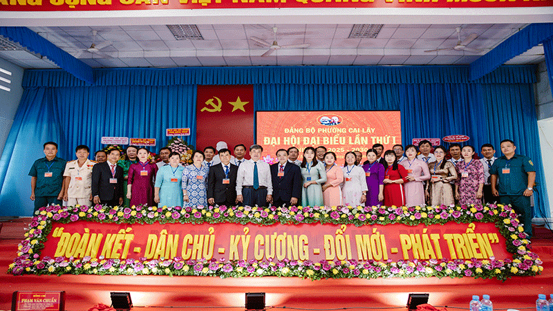 Lãnh đạo tỉnh Đồng Tháp chụp ảnh lưu niệm cùng Ban Chấp hành Đảng bộ phường Cai Lậy, nhiệm kỳ 2025-2030.