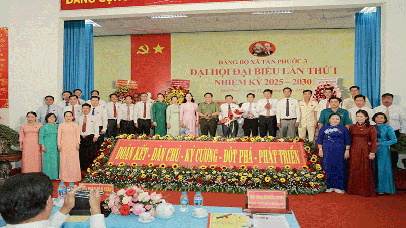 Thiếu tướng Lâm Phước Nguyên tặng hoa chúc mừng Ban Chấp hành Đảng bộ xã Tân Phước 3, nhiệm kỳ 2025-2030.