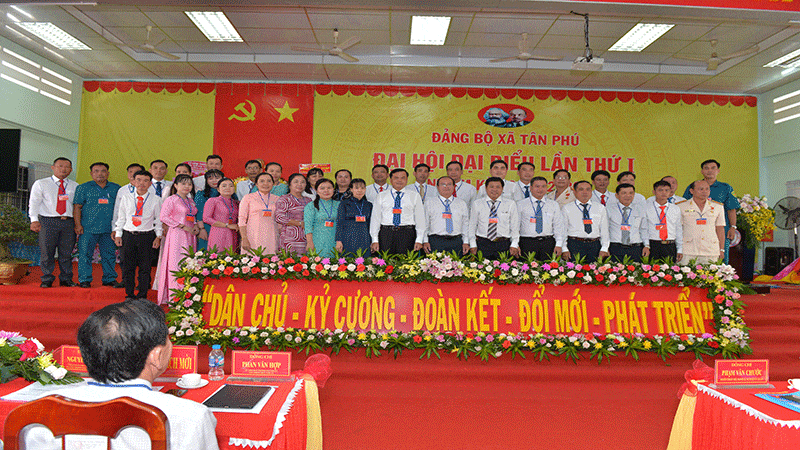 Ra mắt Ban Chấp hành Đảng bộ xã Tân Phú, nhiệm kỳ 2025-2030.