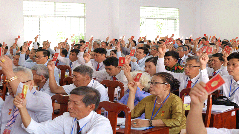 Các đại biểu tán thành tại Đại hội đại biểu Đảng bộ xã Long Định lần thứ I, nhiệm kỳ 2025-2030.