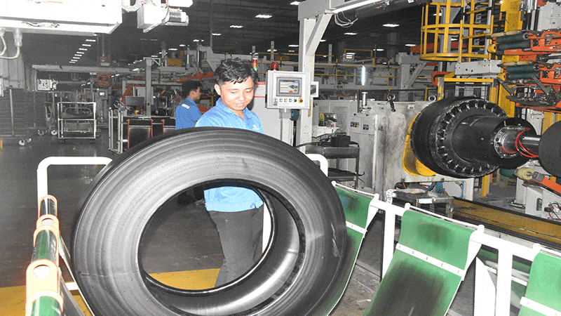Công nhân làm việc tại Công ty trách nhiệm hữu hạn Lốp Advance Việt Nam (tỉnh Đồng Tháp).