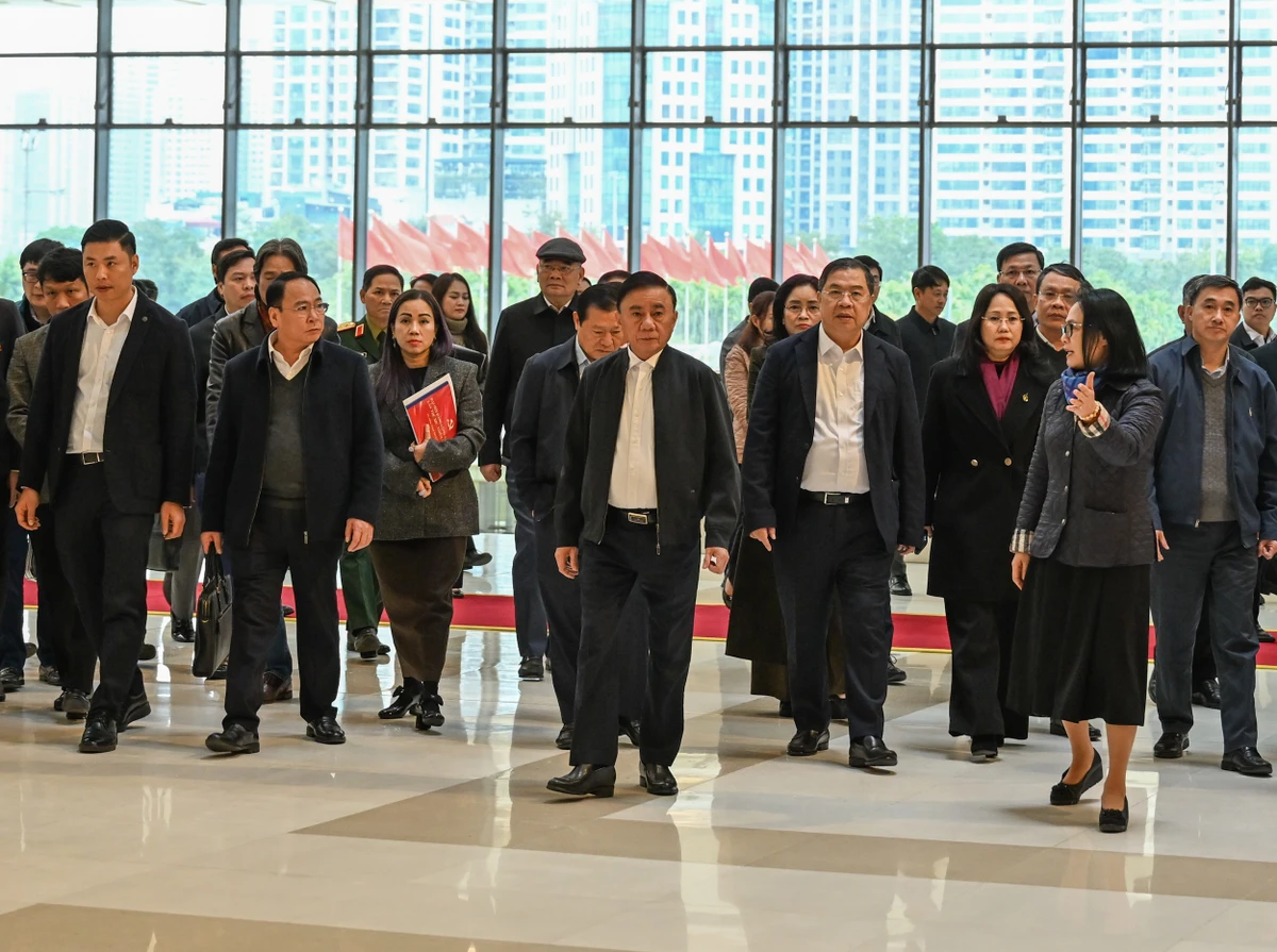 Thường trực Ban Bí thư Trần Cẩm Tú kiểm tra một số hạng mục cải tạo, sửa chữa, nâng cấp hệ thống trang thiết bị phục vụ Đại hội. (Ảnh: DUY LINH)