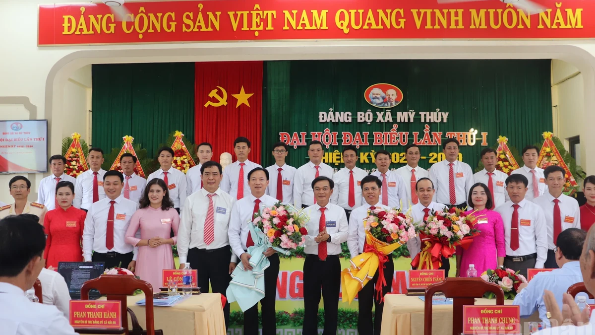 Phó Chủ tịch Thường trực Hội đồng nhân dân tỉnh Nguyễn Chiến Thắng tặng hoa chúc mừng Ban Chấp hành Đảng bộ xã Mỹ Thủy nhiệm kỳ 2025-2030.