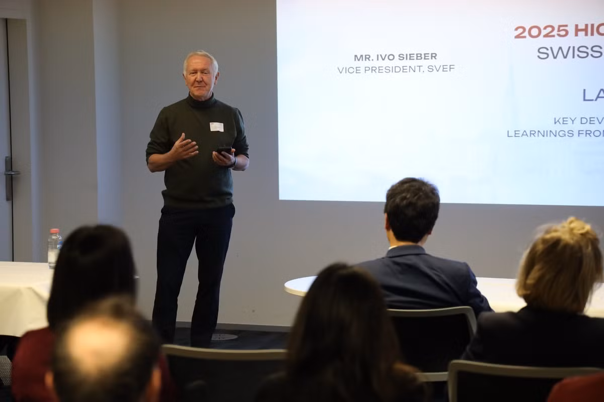 Ông Ivo Sieber - nguyên Đại sứ Thụy Sĩ tại Việt Nam - phát biểu trong một sự kiện tại Zurich. (Ảnh TTXVN)