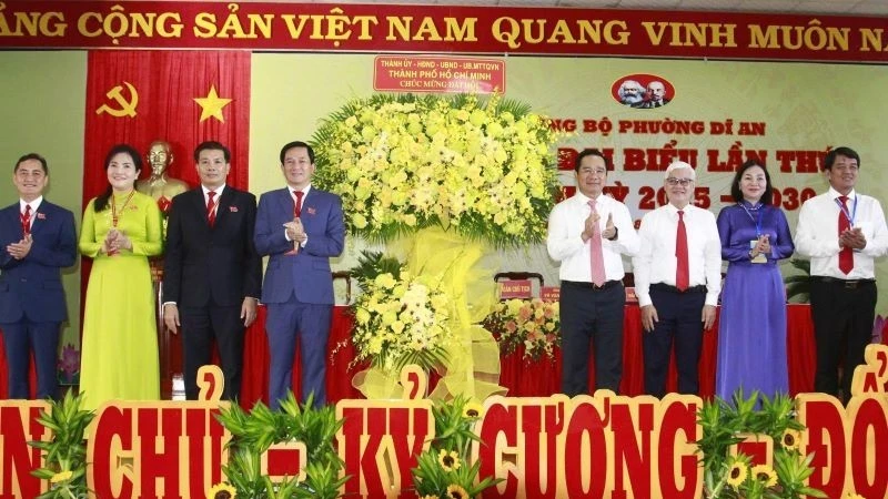 Lãnh đạo Thành ủy và lãnh đạo Đoàn Đại biểu Quốc hội Thành phố Hồ Chí Minh trao tặng hoa chúc mừng đại hội. 