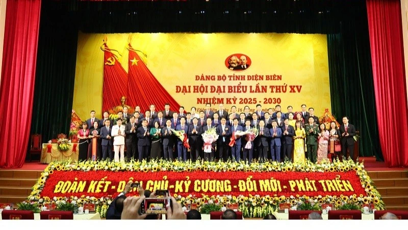 Ban Chấp hành Đảng bộ tỉnh Điện Biên khóa XV, nhiệm kỳ 2025-2030 ra mắt Đại hội.