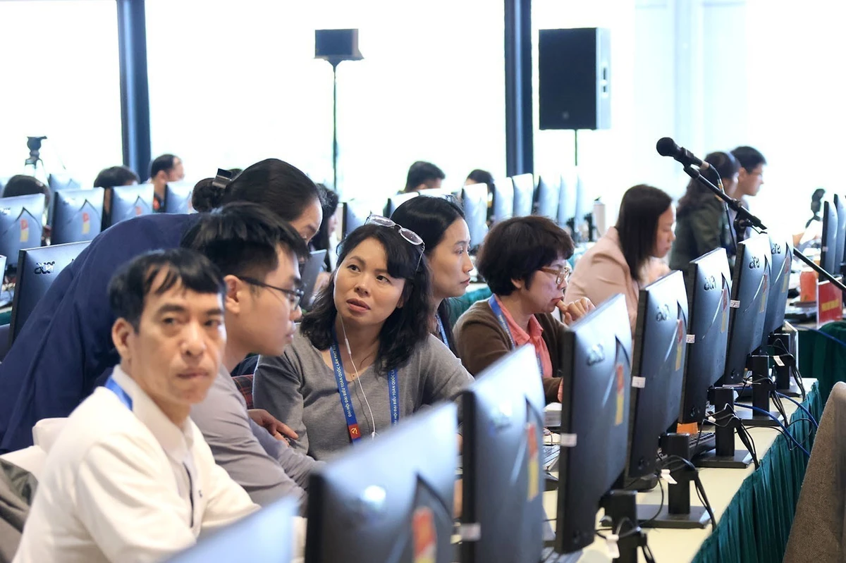 Phóng viên làm việc tại Đại hội đại biểu toàn quốc lần thứ XIV của Đảng. (Ảnh: DUY LINH)