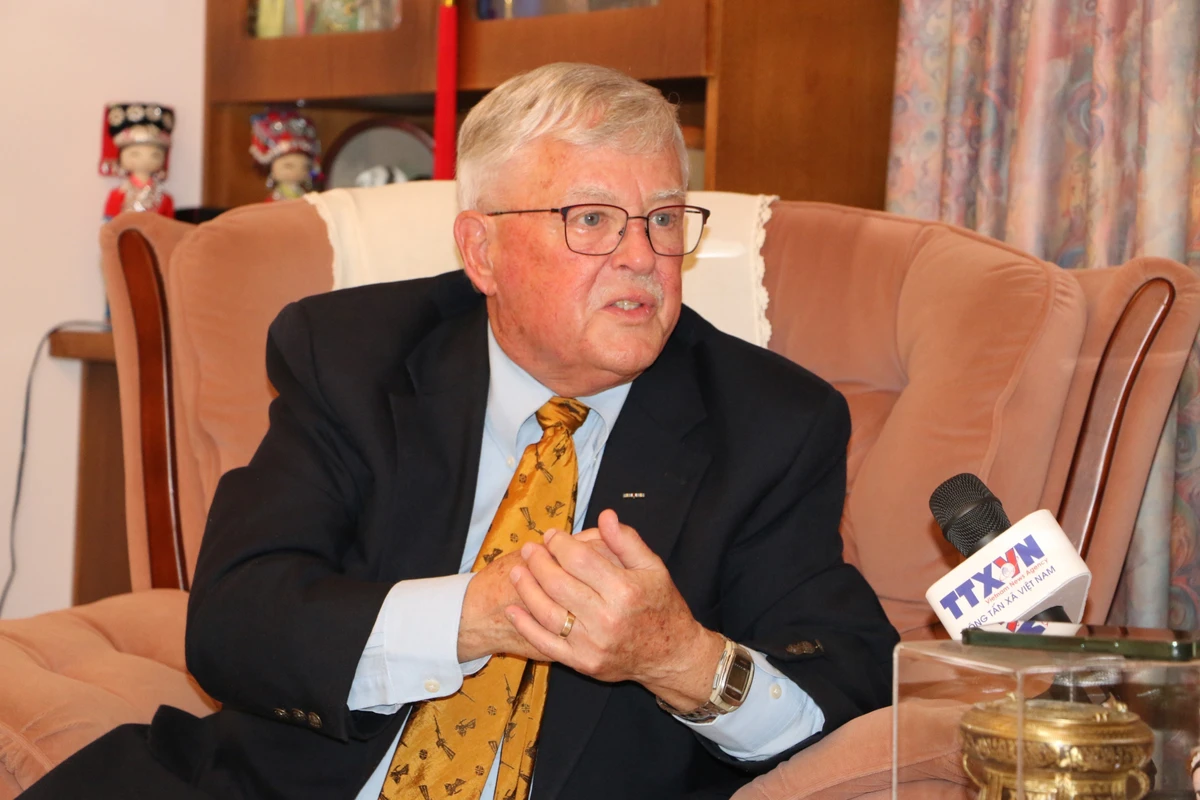 Giáo sư Carl Thayer, thuộc Học viện Quốc phòng Australia, Đại học New South Wales.