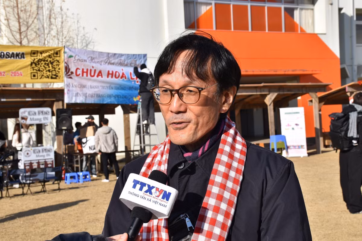 Giáo sư Shimizu Masaki, Đại học Osaka, trả lời phỏng vấn báo chí Việt Nam.