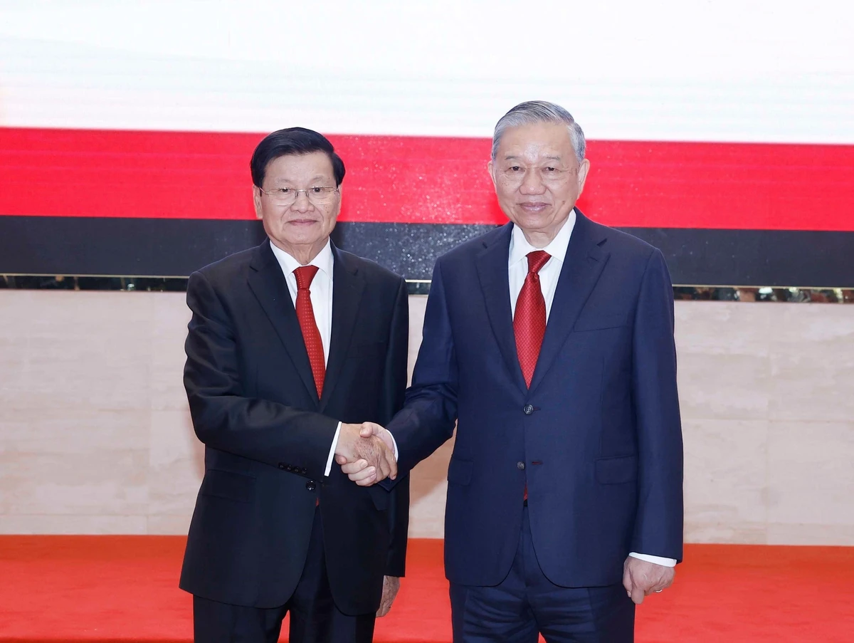 Tổng Bí thư Tô Lâm và Tổng Bí thư, Chủ tịch nước Lào Thongloun Sisoulith đến dự Hội nghị thông báo kết quả Đại hội đại biểu toàn quốc lần thứ XIV của Đảng Cộng sản Việt Nam. (Ảnh: Thống Nhất/TTXVN)