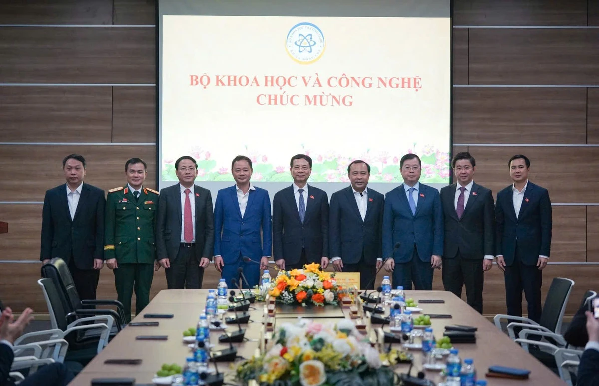 Bộ trưởng Nguyễn Mạnh Hùng cùng các đồng chí Ủy viên Trung ương Đảng, Ủy viên dự khuyết Trung ương Đảng trưởng thành từ ngành khoa học và công nghệ.