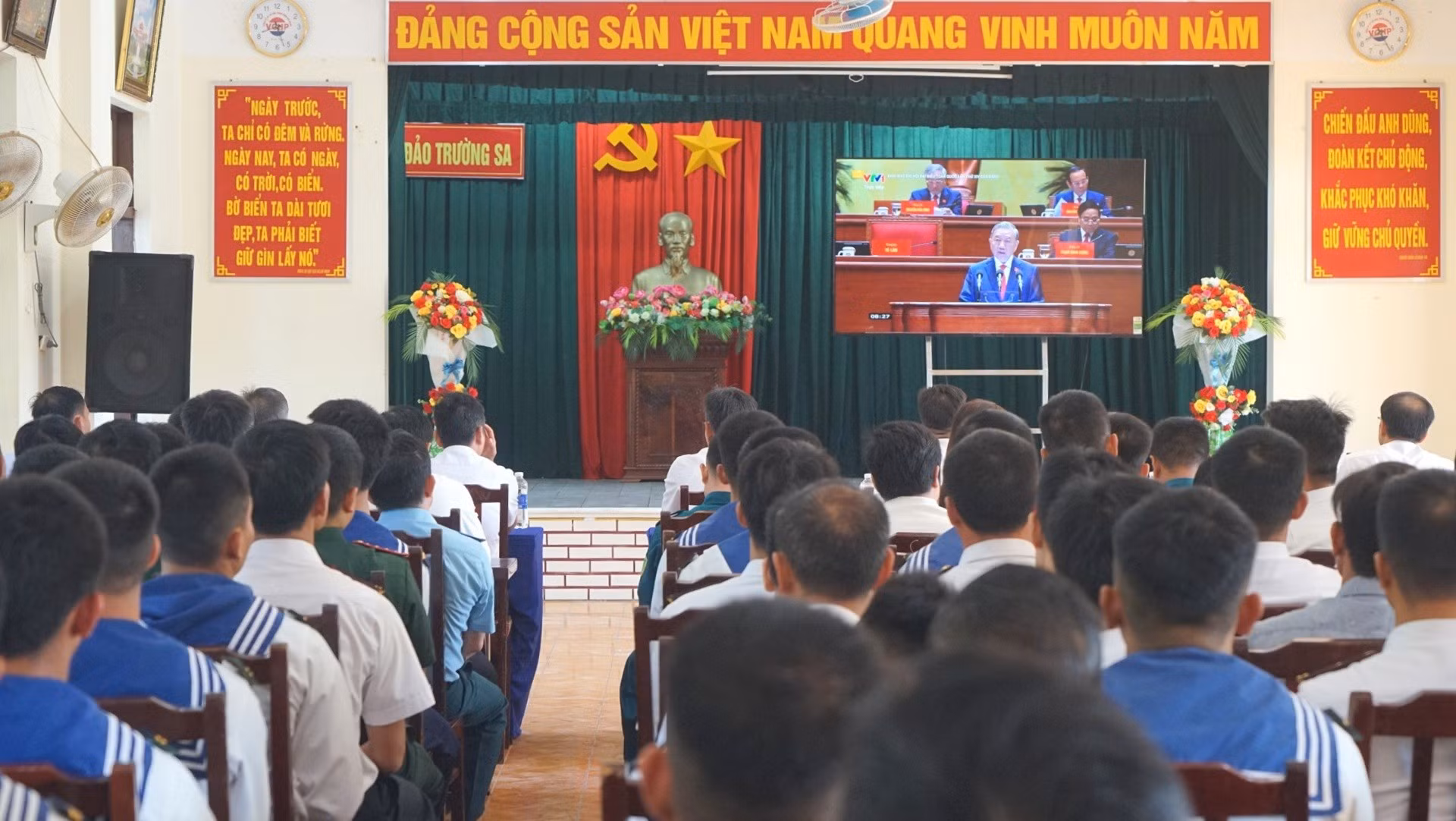 Xem truyền hình trực tiếp về Đại hội Đảng lần thứ XIV trên đảo Trường Sa. (Ảnh: TRUNG HƯNG)