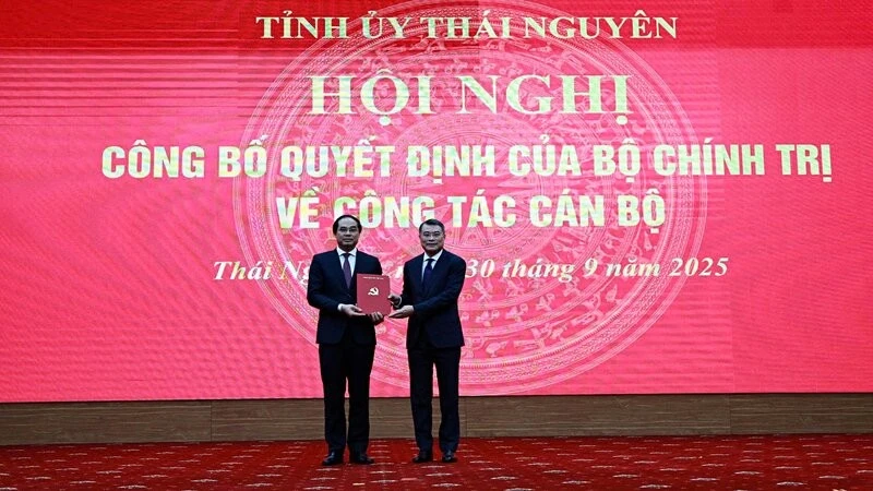 Đồng chí Lê Minh Hưng trao quyết định của Bộ Chính trị điều động, phân công, chỉ định đồng chí Trịnh Xuân Trường giữ chức Bí thư Tỉnh ủy Thái Nguyên.