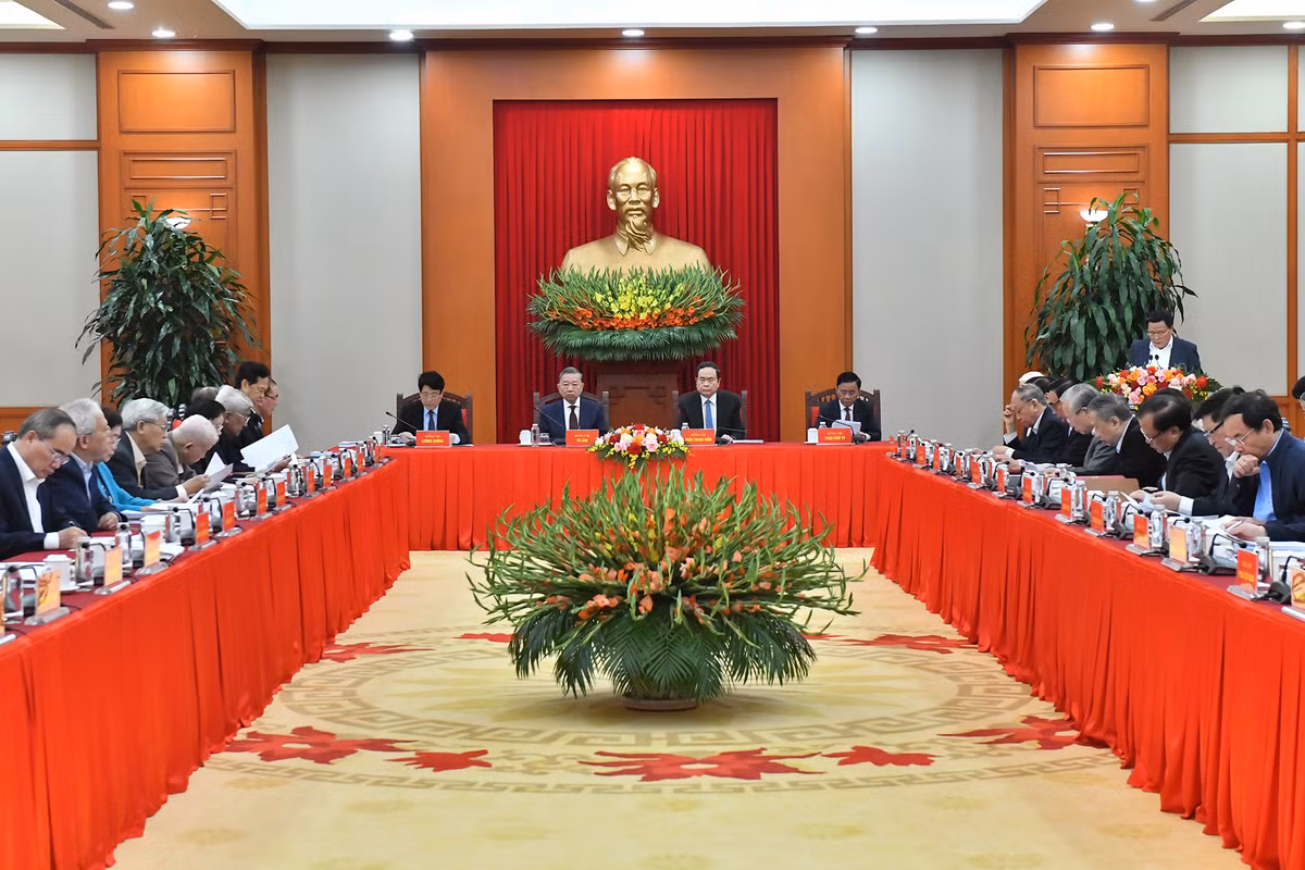 Quang cảnh Hội nghị các đồng chí nguyên lãnh đạo Đảng, Nhà nước góp ý kiến vào các dự thảo văn kiện trình Đại hội XIV. (Ảnh: ĐĂNG KHOA)