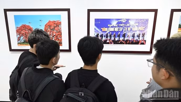 Công chúng có dịp ôn lại những ngày lễ trọng đại, những cảm xúc tự hào thể hiện qua ảnh.