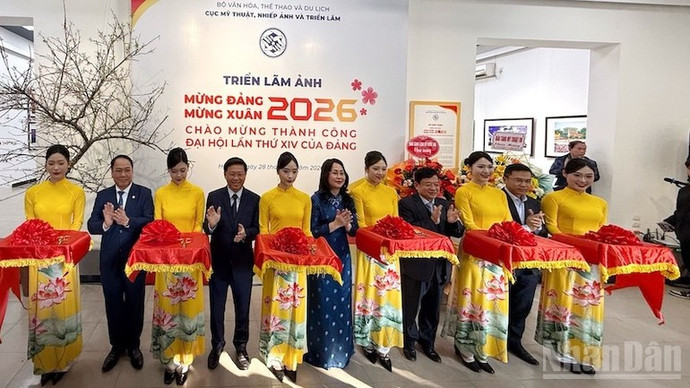 Các đại biểu thực hiện nghi thức cắt băng khai mạc.