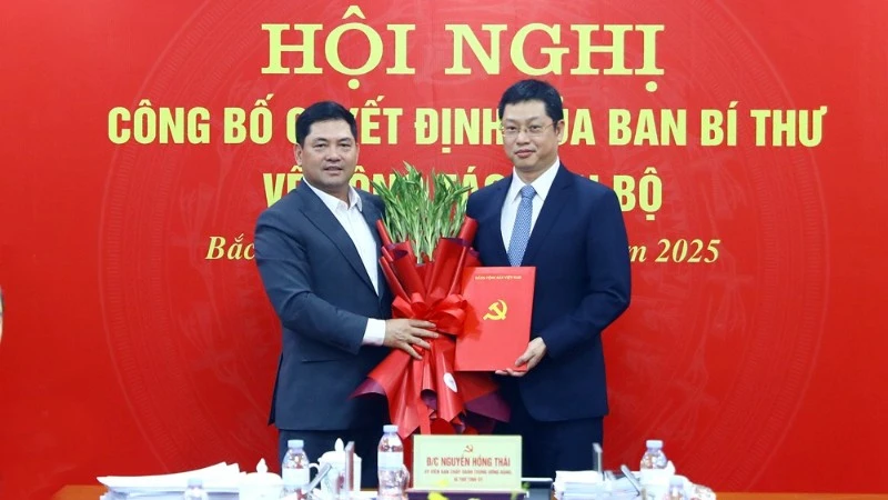 Bí thư Tỉnh ủy Bắc Ninh Nguyễn Hồng Thái trao Quyết định chuẩn y của Ban Bí thư tới đồng chí Trần Huy Phương.