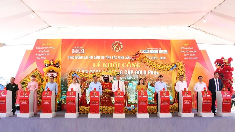 Các đại biểu thực hiện nghi thức khởi công Dự án chung cư thương mại tại phường Bắc Giang.