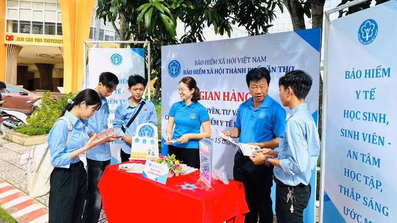 Bảo hiểm xã hội thành phố Cần Thơ phối hợp với nhà trường tư vấn, giải đáp về chính sách bảo hiểm y tế học sinh, sinh viên nhân ngày hội chào đón tân sinh viên.