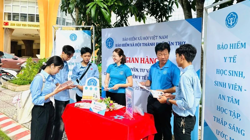 Bảo hiểm xã hội thành phố Cần Thơ phối hợp với nhà trường tư vấn, giải đáp về chính sách bảo hiểm y tế học sinh, sinh viên nhân ngày hội chào đón tân sinh viên.