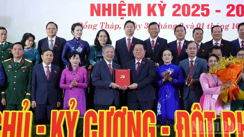 Đồng chí Nguyễn Trọng Nghĩa, Ủy viên Bộ Chính trị, Bí thư Trung ương Đảng, Trưởng ban Tuyên giáo và Dân vận Trung ương thay mặt Bộ Chính trị trao quyết định cho đồng chí Ngô Chí Cường. 