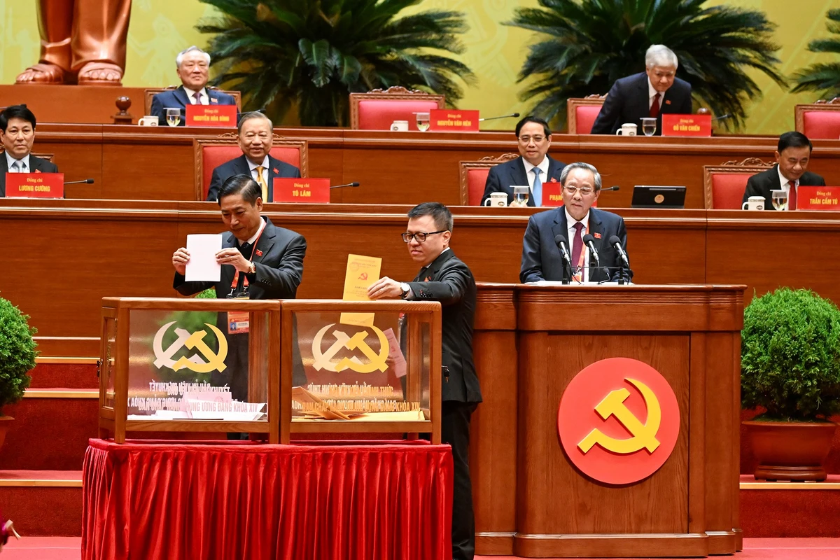 Các đại biểu bỏ phiếu bầu Ban Chấp hành Trung ương Đảng khóa XIV, ngày 22/1/2026. (Ảnh: ĐĂNG KHOA)