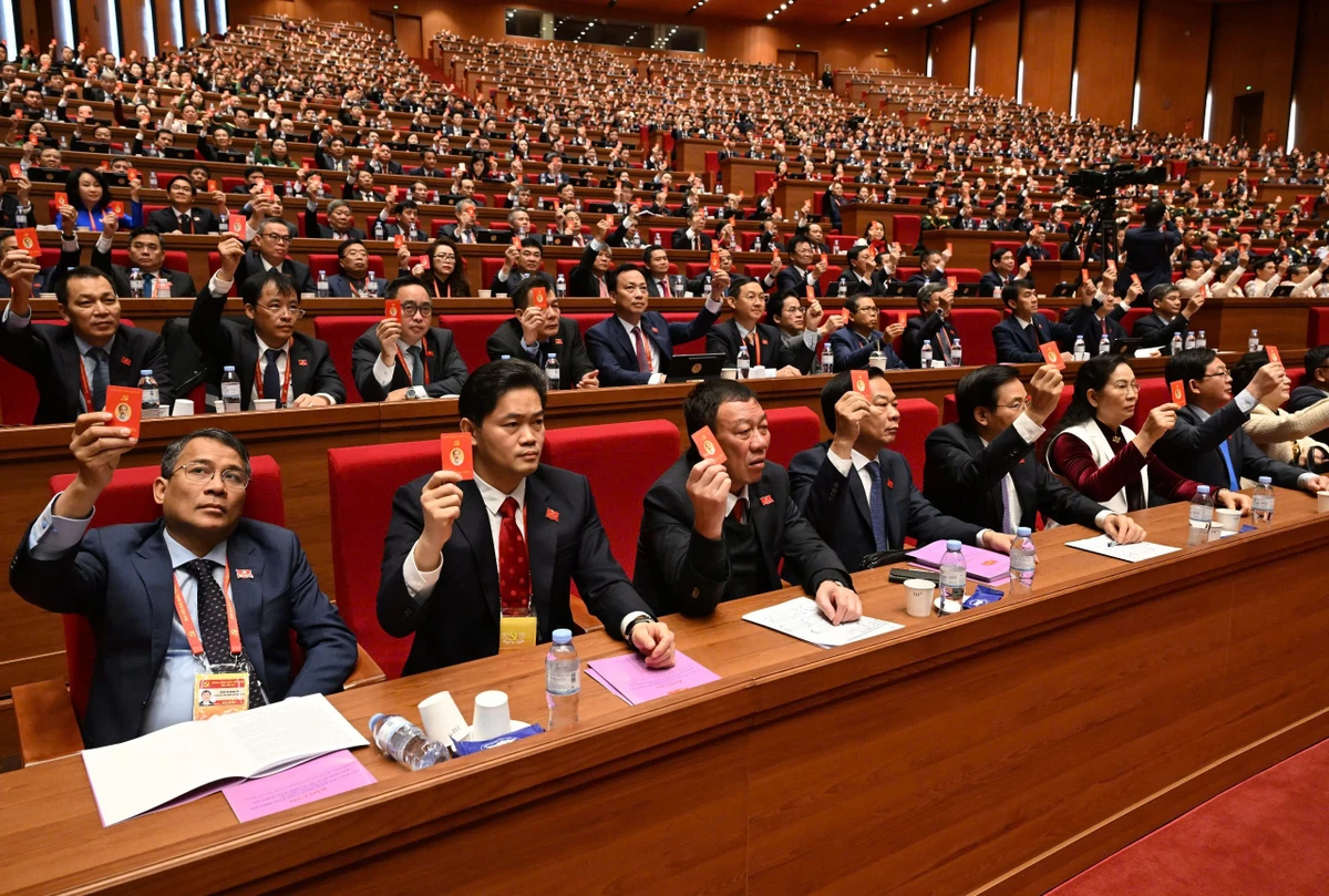 Các đại biểu biểu quyết trong phiên họp chiều 22/1. (Ảnh: TRẦN HẢI)