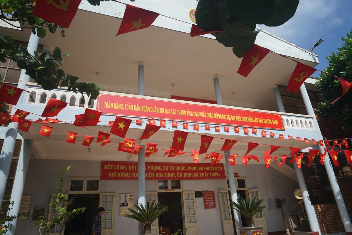 Trường Sa ngập tràn sắc đỏ chào mừng Đại hội đại biểu toàn quốc lần thứ XIV của Đảng. (Ảnh: TRUNG HƯNG)