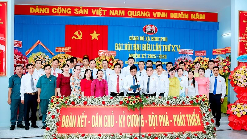 Ban Chấp hành Đảng bộ xã Bình Phú ra mắt tại Đại hội đại biểu Đảng bộ xã nhiệm kỳ 2025-2030