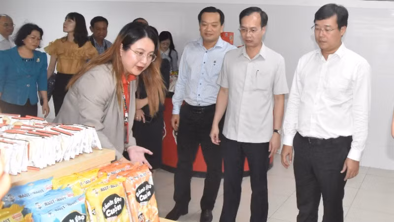 Lãnh đạo tỉnh Đồng Tháp thăm và làm việc với các doanh nghiệp trên địa bàn tỉnh.