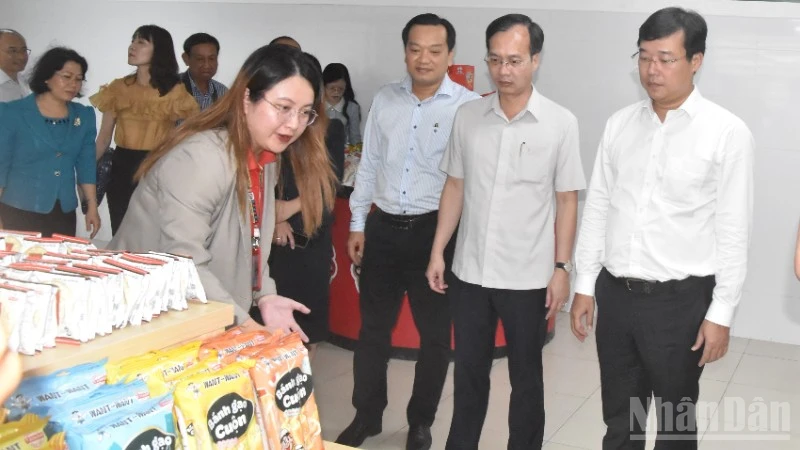 Lãnh đạo tỉnh Đồng Tháp thăm và làm việc với các doanh nghiệp trên địa bàn tỉnh.