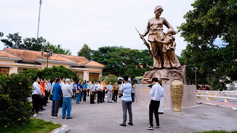 Khu tưởng niệm nữ Anh hùng liệt sĩ Nguyễn Thị Út, tọa lạc tại ấp Ngọc Hồ, xã Tam Ngãi, tỉnh Vĩnh Long
