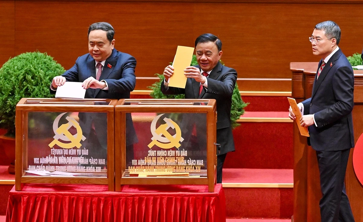 Các đại biểu bỏ phiếu bầu Ban Chấp hành Trung ương Đảng khóa XIV. (Ảnh: ĐĂNG KHOA)