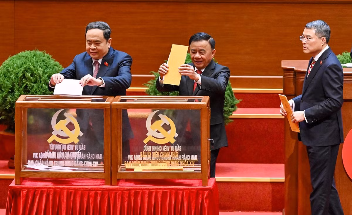 Các đại biểu bỏ phiếu bầu Ban Chấp hành Trung ương Đảng khóa XIV. (Ảnh: ĐĂNG KHOA)