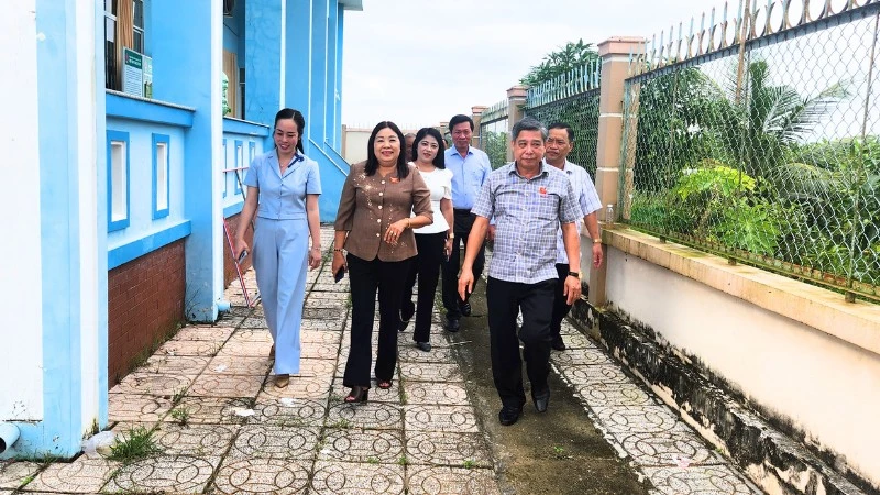 Đồng chí Đồng Văn Thanh (áo sọc), Phó Bí thư Thường trực Thành ủy, Chủ tịch Hội đồng nhân dân thành phố Cần Thơ khảo sát thực tế địa phương thực hiện Chương trình mục tiêu quốc gia xây dựng nông thôn mới tại xã Vĩnh Thuận Đông.