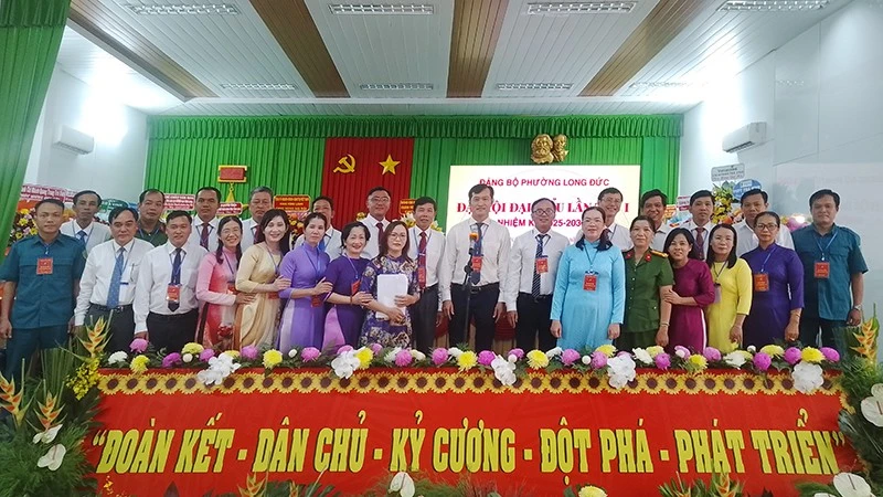 Ban Chấp hành Đảng bộ ra mắt tại Đại hội đại biểu Đảng bộ phường Long Đức lần thứ 1, nhiệm kỳ 2025-2030