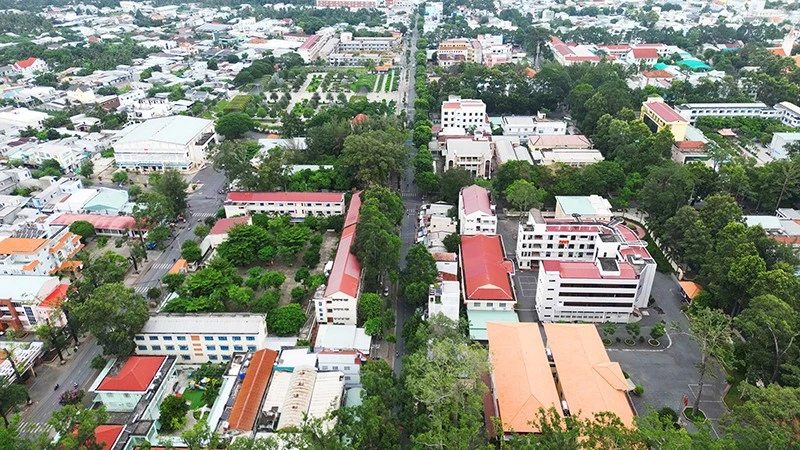 Phường Trà Vinh, tỉnh Vĩnh Long rợp bóng cây xanh cổ thụ.