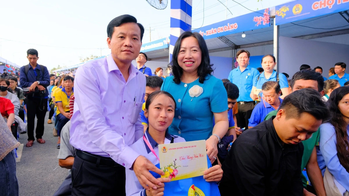 Nhiều phần quà ý nghĩa được trao cho công đoàn viên và người lao động khó khăn.