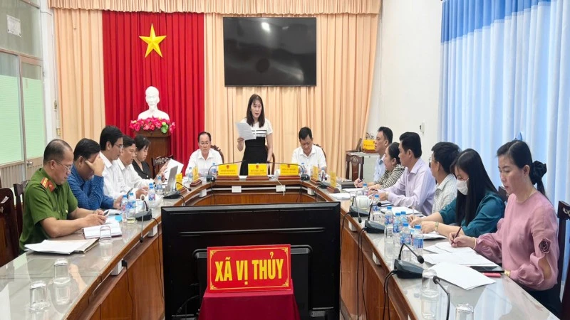 Đồng chí Hồ Thu Ánh (đứng), Bí thư Đảng ủy xã Vị Thủy làm việc với các ngành và đoàn thể xã.