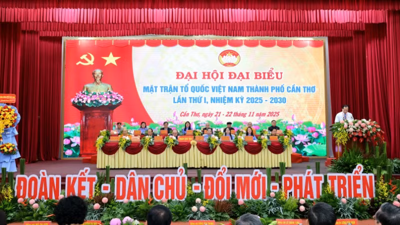 Đoàn Chủ tịch điều hành Đại hội.