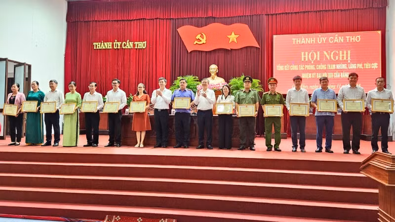 15 tập thể, 20 cá nhân đã có thành tích tiêu biểu trong theo dõi, tham mưu và thực hiện công tác phòng, chống tham nhũng, lãng phí, tiêu cực trên địa bàn thành phố Cần Thơ.